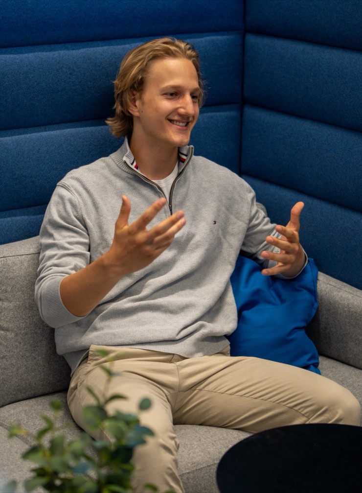 Tjark Bauer im Gespräch, auf einem Sofa sitzend